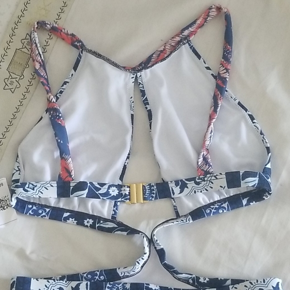 Peekaboo swimming suit - Picture 2 of 8